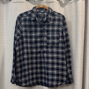 Abercrombie & Fitch 100% Cotton Navy and White 1/2 Button Down Shirt Size M
